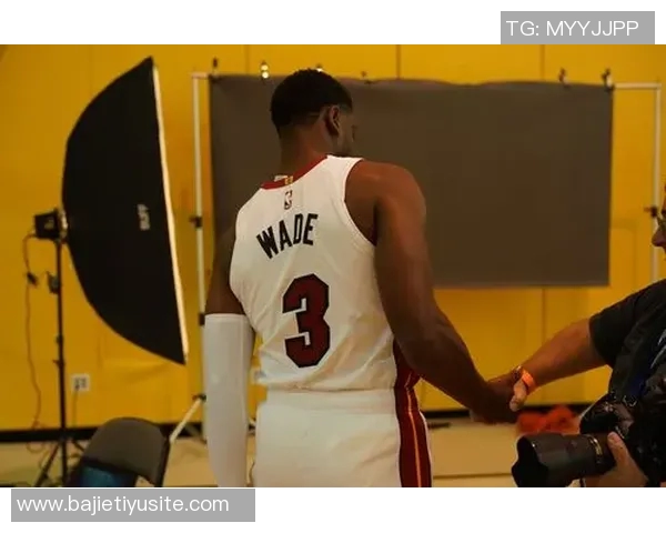 韦德谈新赛季媒体日：球员们穿新衣拍照交流感受乐趣